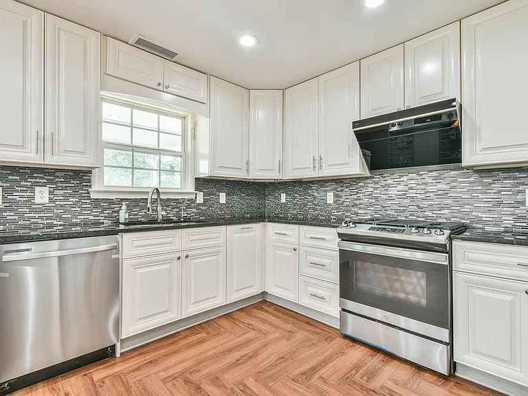 778 Roxholly Ln — Photo 15