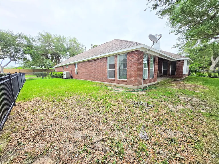 4018 Crystal Lake Cir N — Photo 33