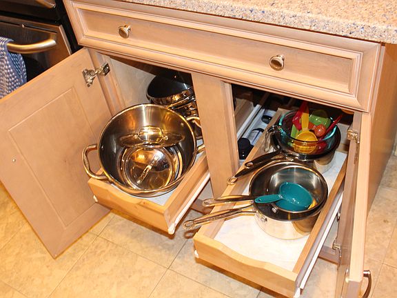 Custom cabinetry w/pullouts