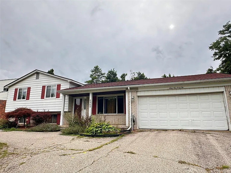 6942 Leslee Crest Dr — Photo 1
