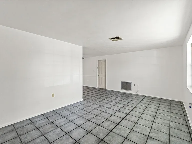 1050 Saxon Ln — Photo 5