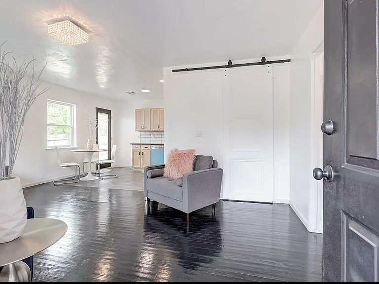 3041 W Eubanks St — Photo 2