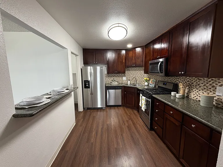 Versailles on the Lake Apartments — Photo 118
