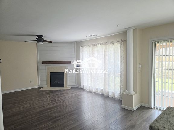 3rd image of 528 Highland Falls Dr