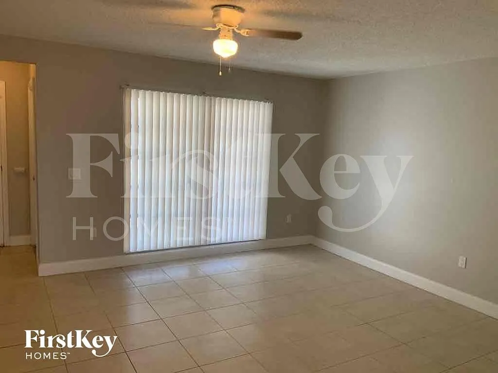 3 bed, 2.0 bath, 1570 sqft, $3,355 — Photo 3