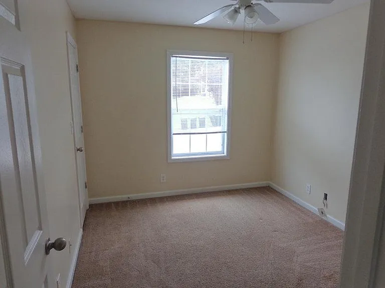 916 Kingsbury Dr #B — Photo 6