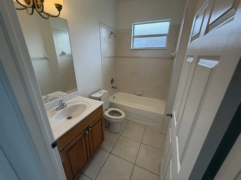 1400 SW 31st Ter — Photo 8