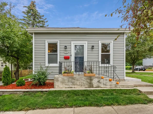 318 S 10th Ave, St Charles, IL 60174