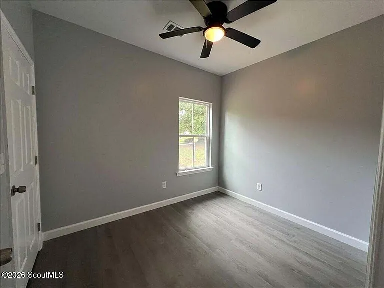 909 E 3rd St — Photo 19