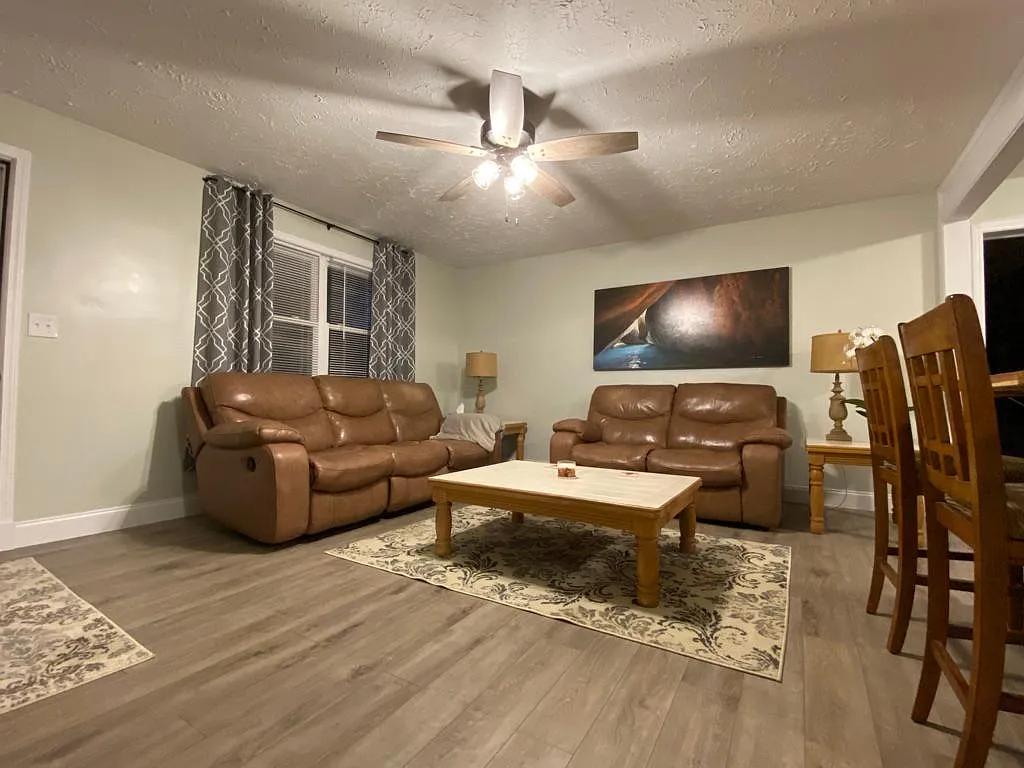 4 bed, 1.5 bath, 1600 sqft, $2,250 — Photo 4