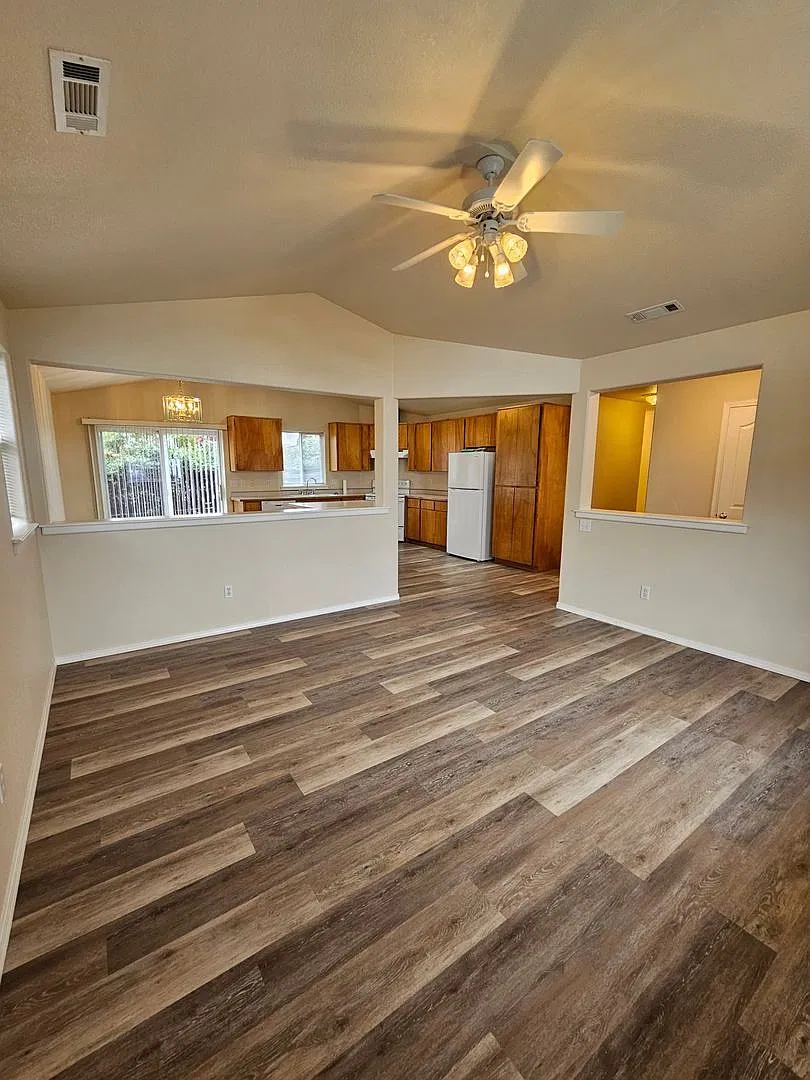 Great Home Near Shopping! — Photo 4