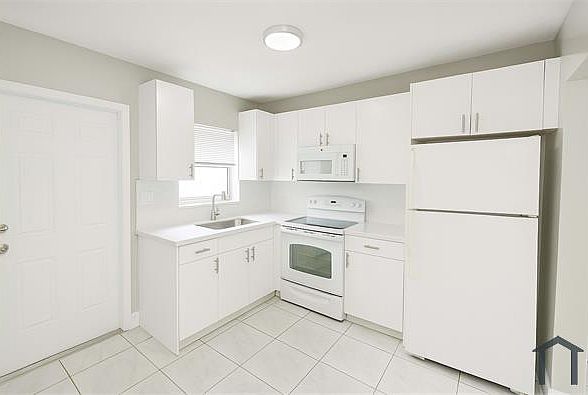 1st image of 1427 NW 8th Ave