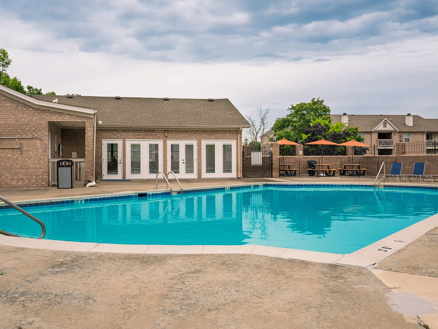 Burlington Oaks Apartments — Photo 3