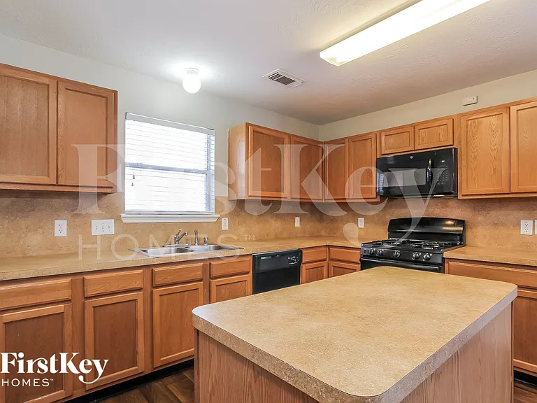 2811 Long Grove Ln — Photo 9
