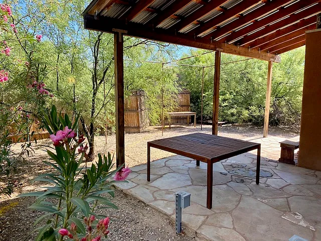 2259 E Blacklidge Dr — Photo 2