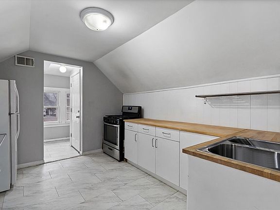 4th image of 5042 W Winnemac Ave #2