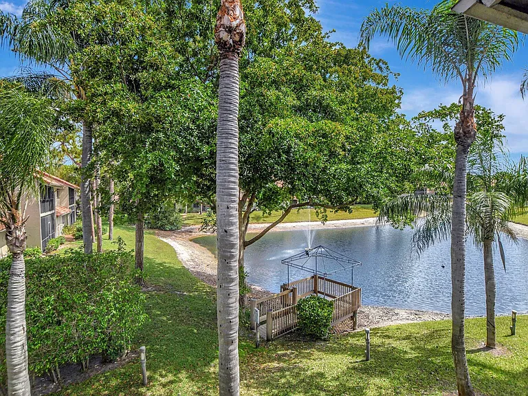 5801 Coach House Cir #E — Photo 33