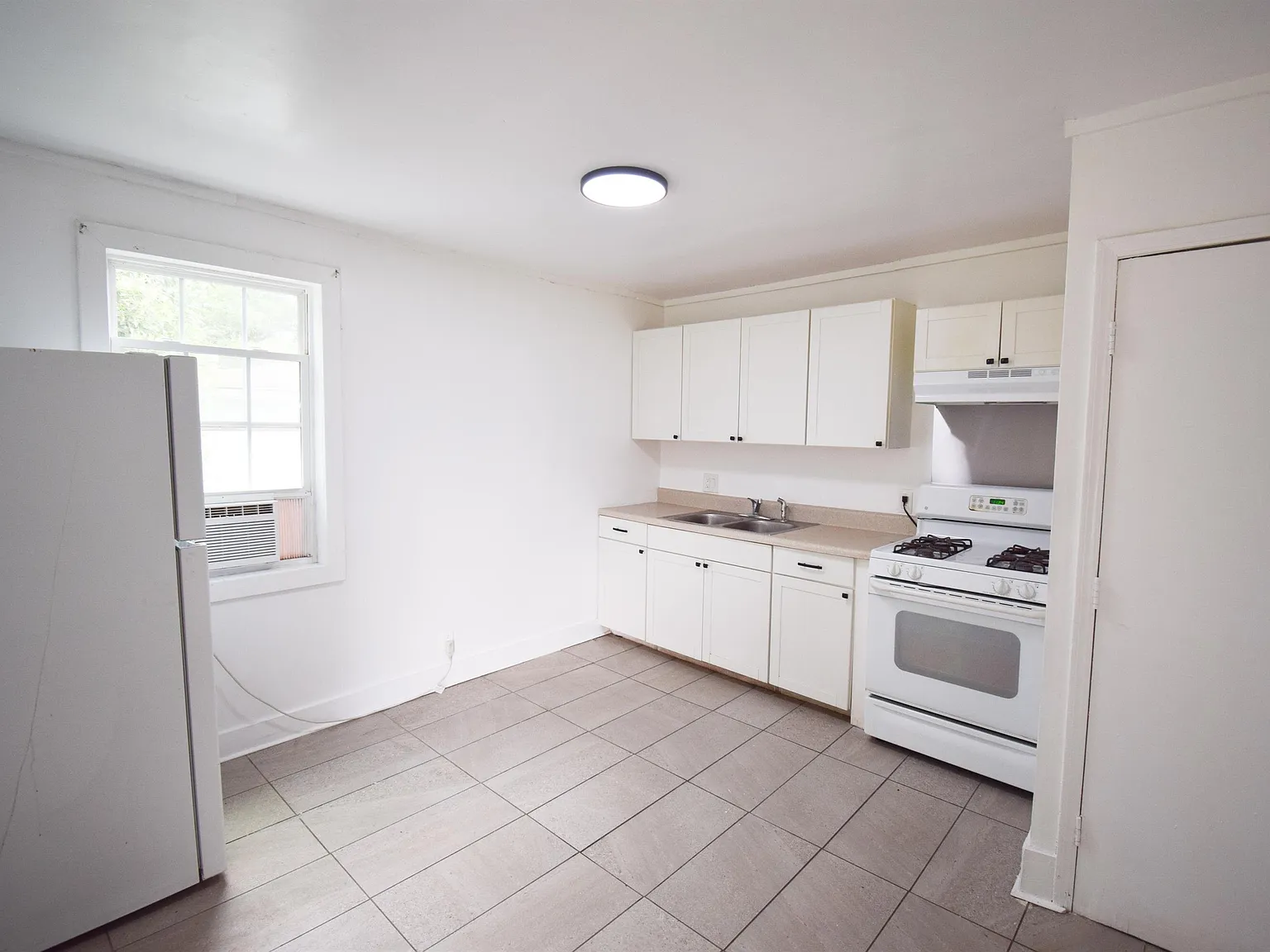2 bed, 1.0 bath, 750 sqft, $1,500 — Photo 2