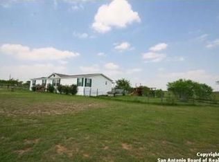 636 Hilltop Cir, Floresville, TX 78114