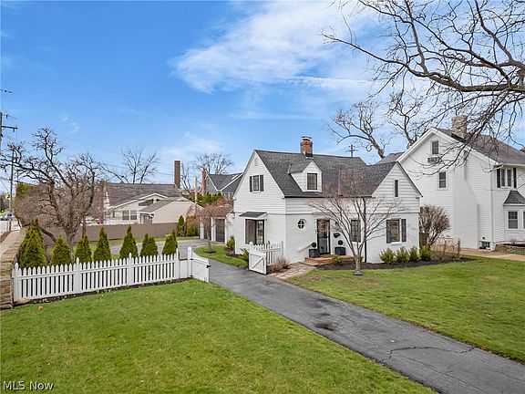 2nd image of 392 Cornwall Rd