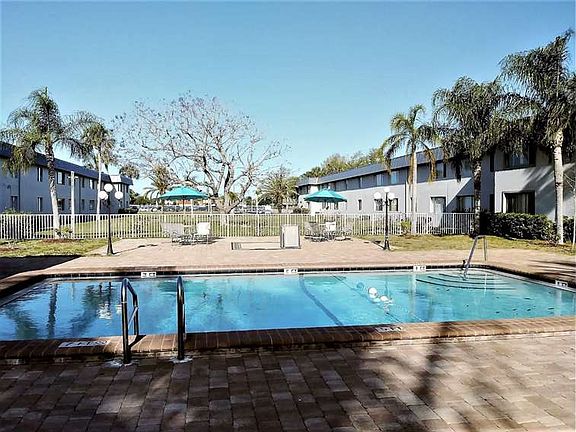 2nd image of 8372 Beacon Blvd #2B-1Ba-800Sqft