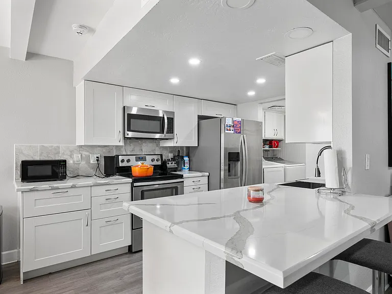648 E Tam Oshanter Dr — Photo 7