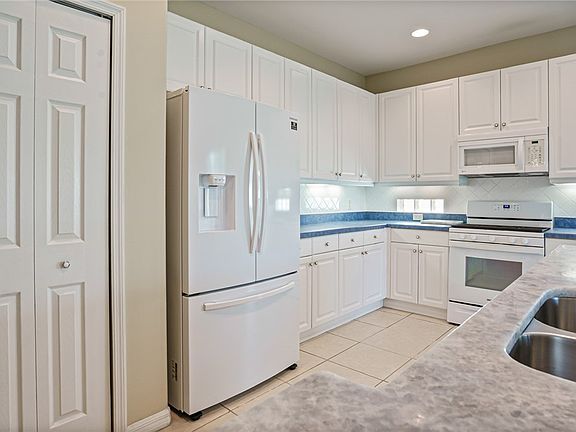 3rd image of 10576 Avila Cir