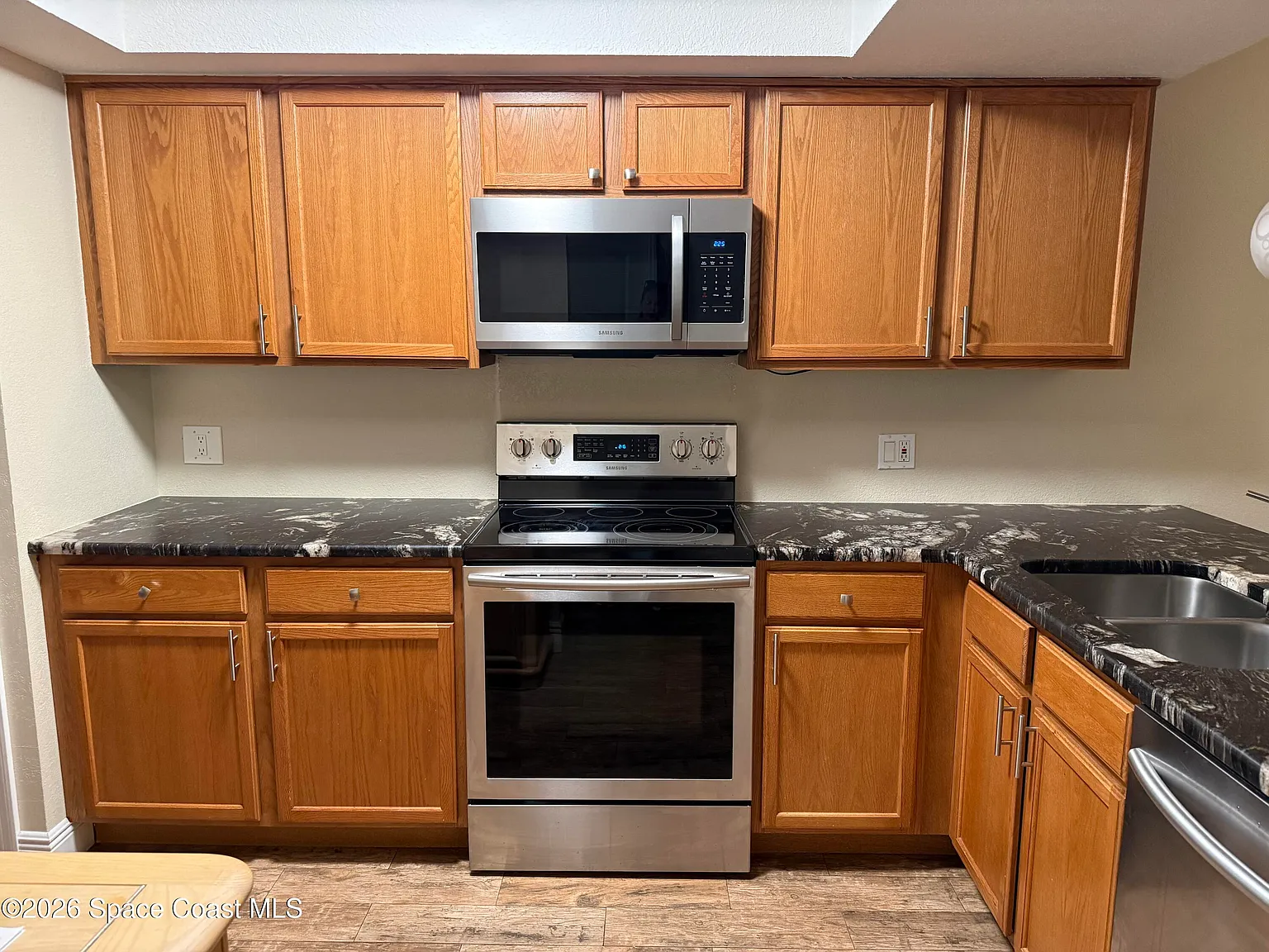 2 bed, 2.0 bath, 1161 sqft, $1,800 — Photo 2