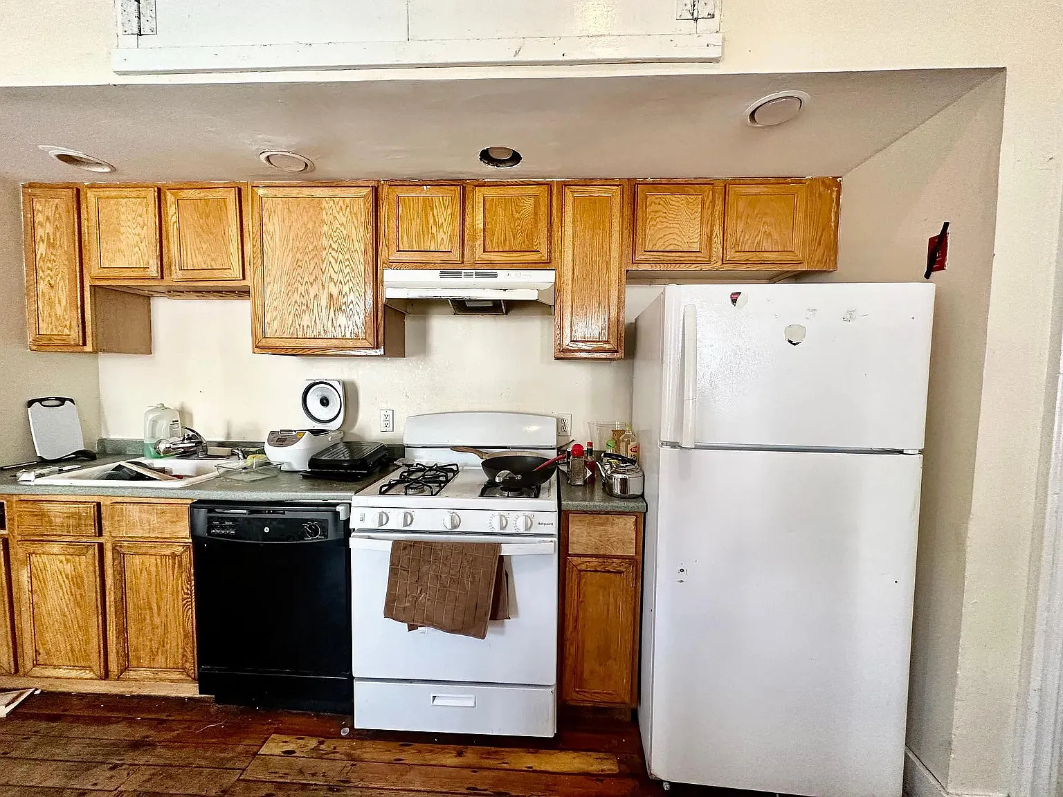 8 bed, 3.5 bath, 2500 sqft, $9,450 — Photo 4
