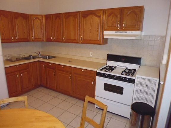 5th image of 553 W Belmont Ave