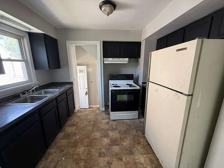 18107 North Blvd — Photo 2