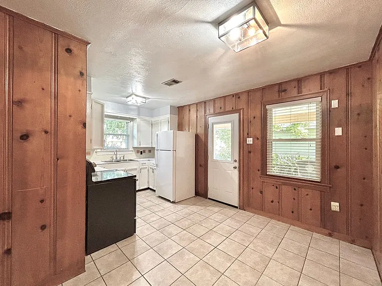 2428 Orpine Ave — Photo 5