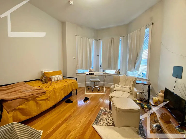 1089 Beacon St #3R — Photo 4