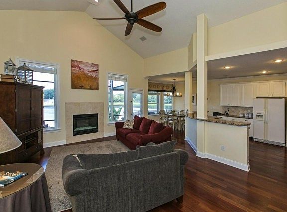 4th image of 656 Bonaire Cir