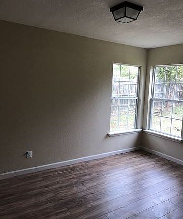 4th image of 4410 Winlock Dr