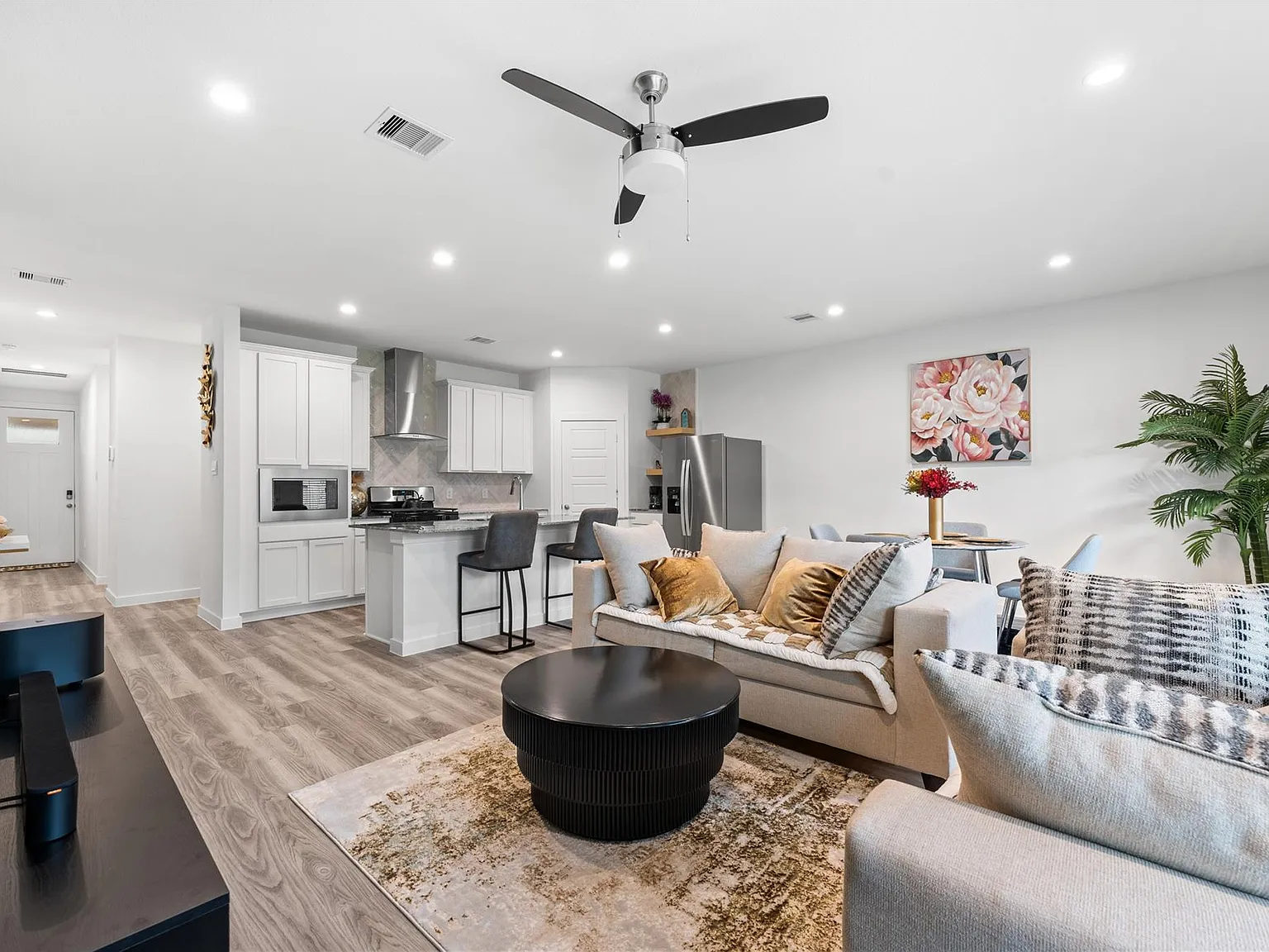3 bed, 2.5 bath, 1979 sqft, $2,400 — Photo 3