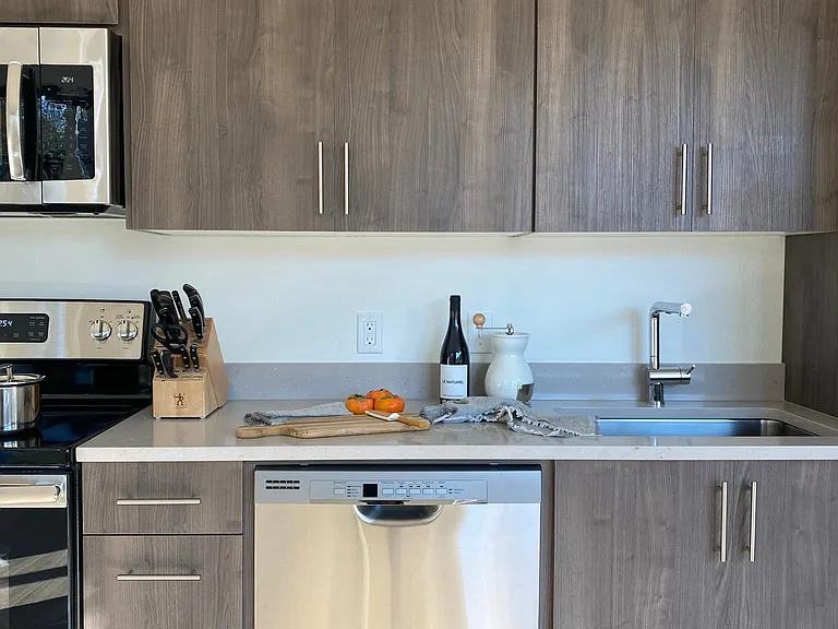 505 Dekum Apartments — Photo 6