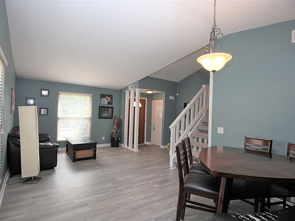 5th image of 6589 Louise Ct