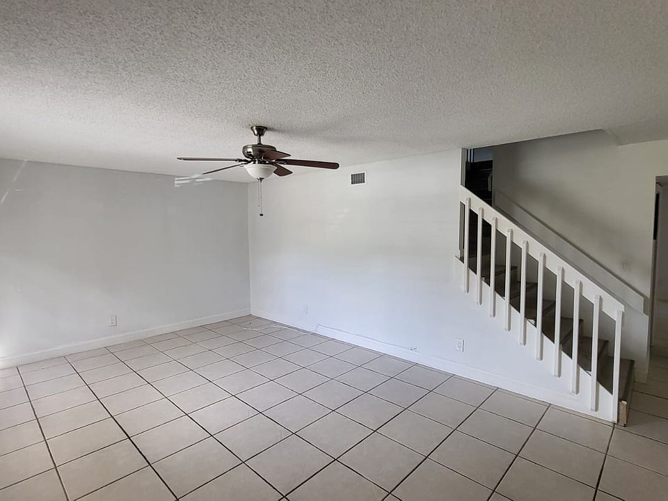 1st image of 7 S Valencia Dr