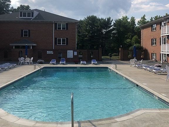 3rd image of 6 Leonard Rd Unit 6