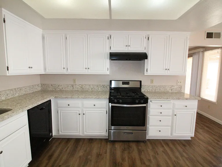 936 Belmont Ave — Photo 37