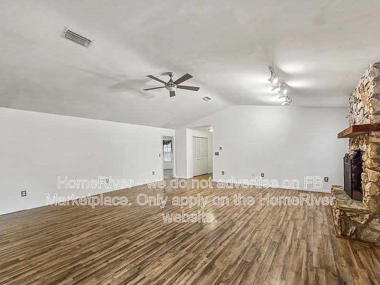 4325 NE 3rd Ct — Photo 6
