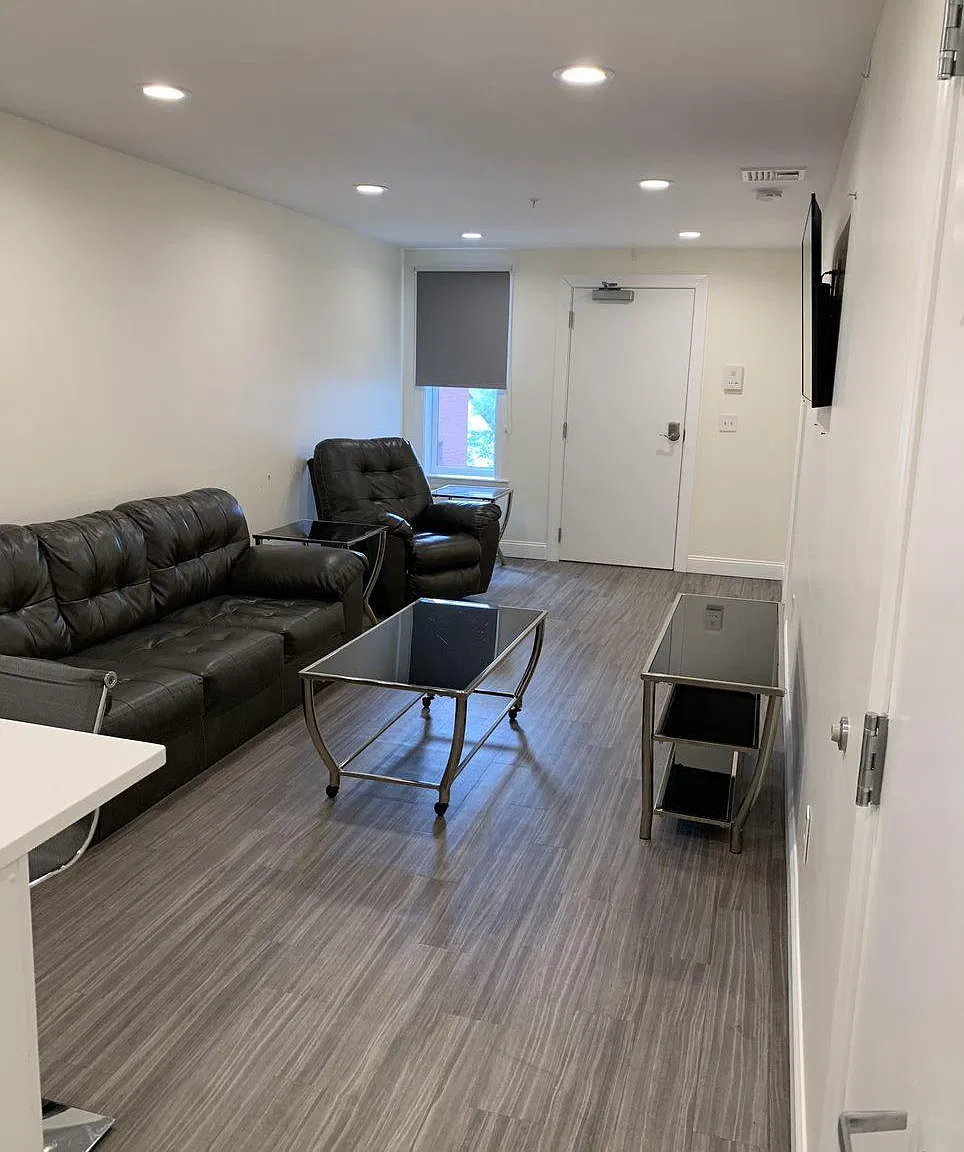 3 bed, 1.5 bath, 1050 sqft, $3,900 — Photo 3
