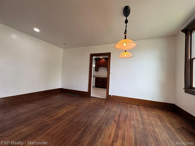 504 Clinton Ave — Photo 8