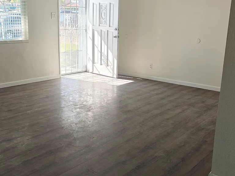 316 S Washburn Ave — Photo 3