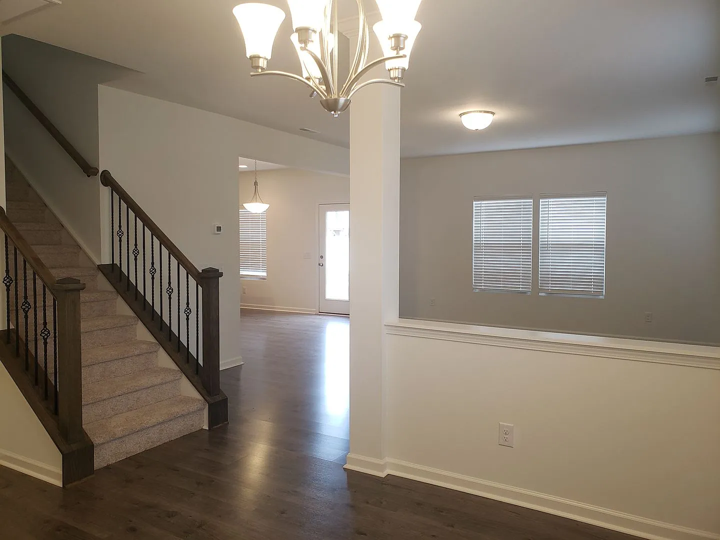 Gorgeous 4 Bed, 2.5 Bath with 2 Car Garage — Photo 3