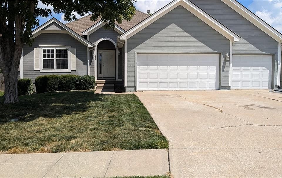 1st image of 324 NE Woodbury Dr