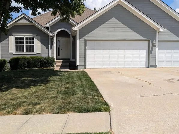 324 NE Woodbury Dr, Lees Summit, MO 64086