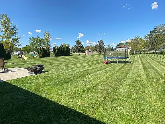 3rd image of 414 Hawthorne Dr
