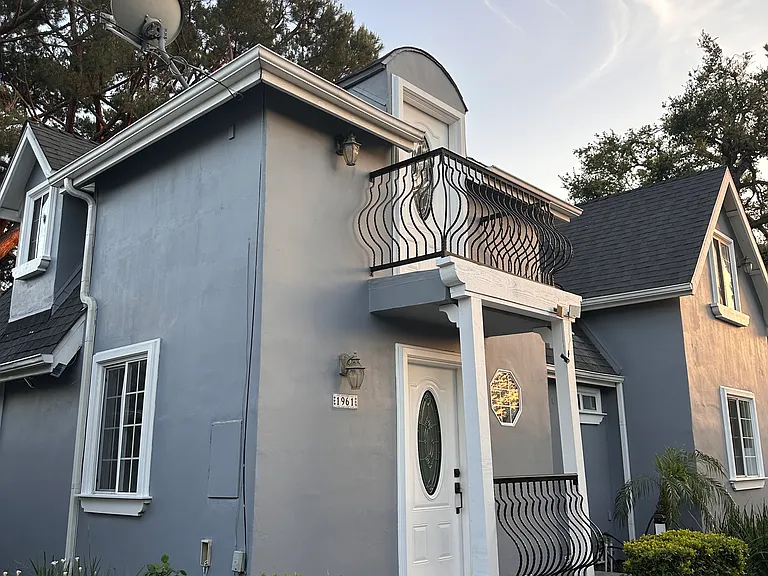1961 N Summit Ave — Photo 1